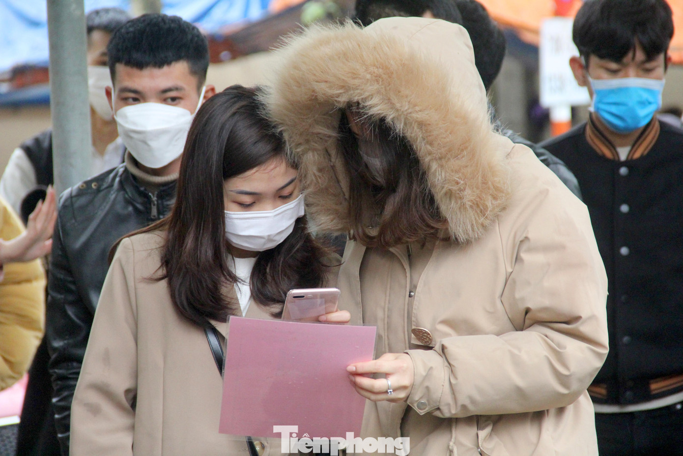 Một phụ nữ trú huyện Nam Đàn, Nghệ An) cho biết, từ sáng sớm 10/2, chị đã đến Phòng quản lý xuất nhập cảnh vì sợ sau Tết người dân đi làm hộ chiếu quá đông sẽ phải chờ đợi lâu. Tuy nhiên, chỉ sau hơn 1 giờ chị đã hoàn tất thủ tục.