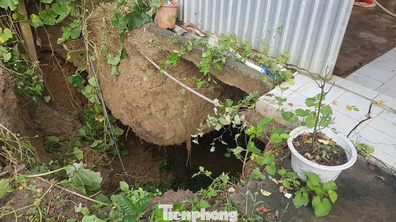 Đường nứt lớn dưới nhà người dân ở xã Châu Hồng.