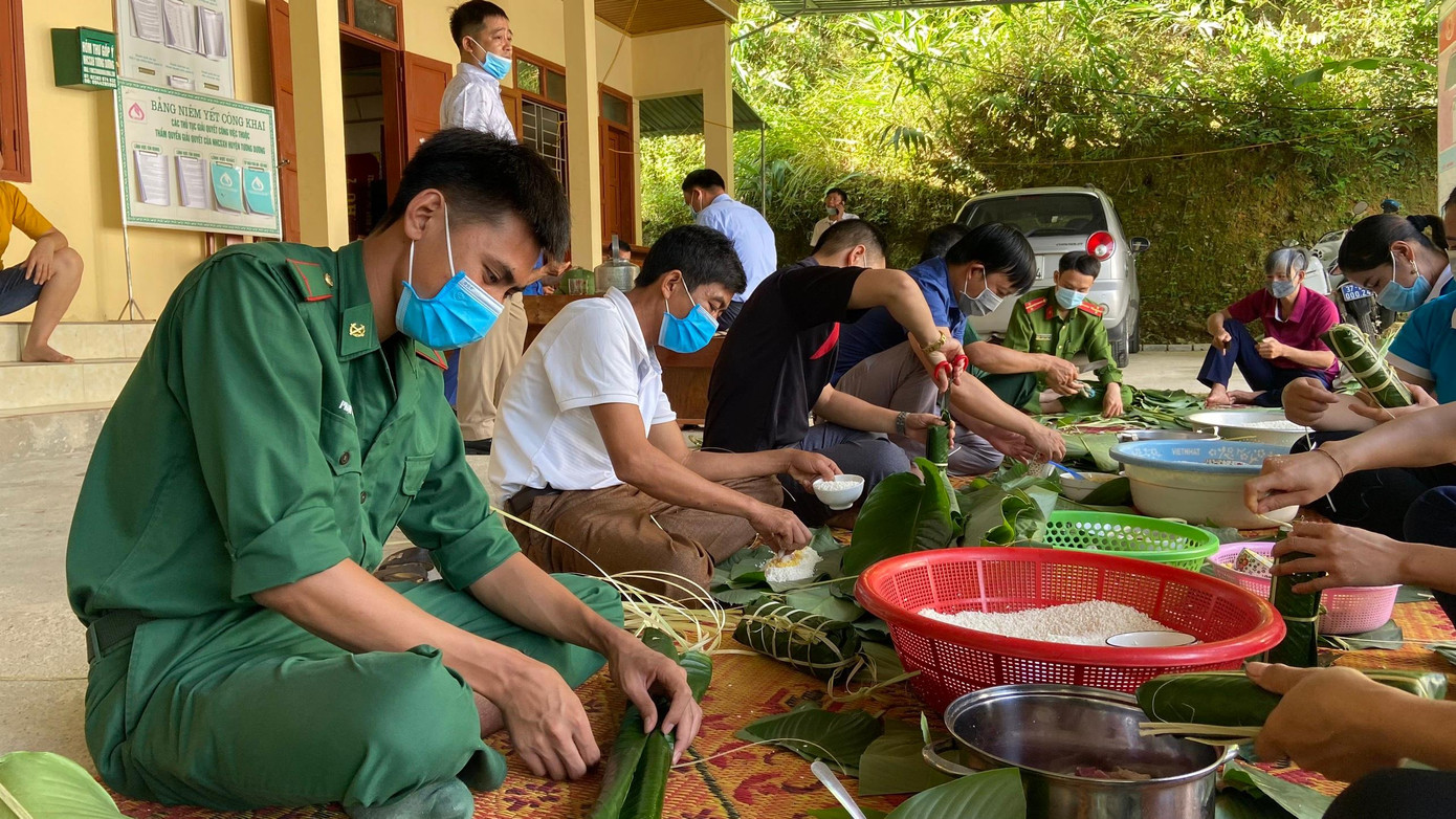 Đời sống người dân bản địa còn nhiều khó khăn, trước tình hình dịch COVID-19 diễn biến căng thẳng, Đồn biên phòng Tam Hợp quyết định gói bánh chưng để hỗ trợ người dân đang cách ly. Đời sống người dân bản địa còn nhiều khó khăn, trước tình hình dịch COVID-19 diễn biến căng thẳng, Đồn biên phòng Tam Hợp quyết định gói bánh chưng để hỗ trợ người dân đang cách ly.