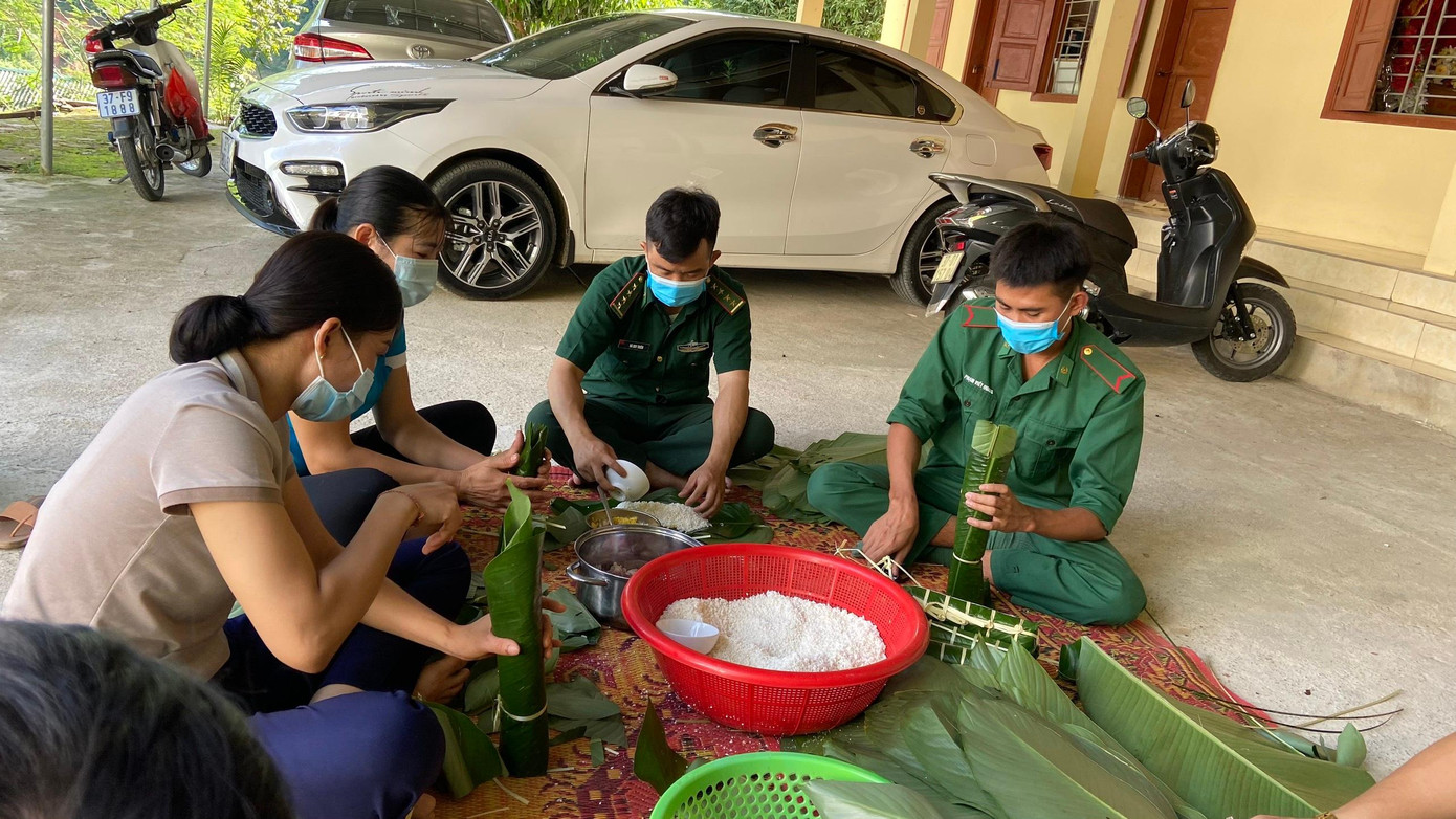 Đại úy Hà Huy Thiên - Chính trị viên phó Đồn biên phòng Tam Hợp cho biết, đến thời điểm hiện tại, toàn xã Tam Hợp có 91 lao động về quê cách ly phòng tránh dịch COVID-19, được cách ly tại hai điểm trường Tiểu học bản Huồi Sơn và bản Phà Lõm. Đại úy Hà Huy Thiên - Chính trị viên phó Đồn biên phòng Tam Hợp cho biết, đến thời điểm hiện tại, toàn xã Tam Hợp có 91 lao động về quê cách ly phòng tránh dịch COVID-19, được cách ly tại hai điểm trường Tiểu học bản Huồi Sơn và bản Phà Lõm.
