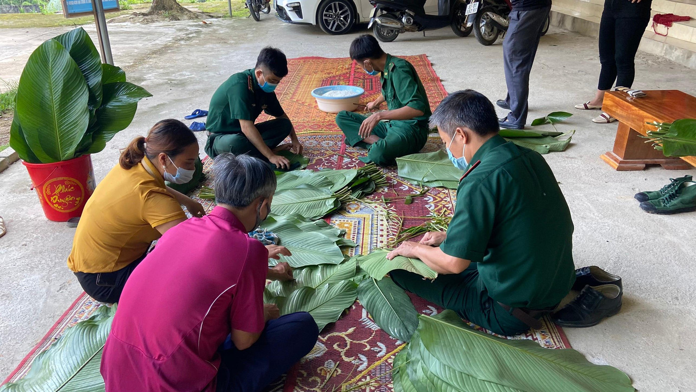 Tham gia gói bánh chưng có cán bộ, chiến sỹ, cán bộ xã, người dân trên địa bàn. Tham gia gói bánh chưng có cán bộ, chiến sỹ, cán bộ xã, người dân trên địa bàn.