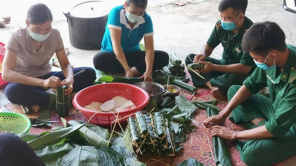 Nghĩa cử cao đẹp này của Đồn biên phòng Tam Hợp vun đắp thêm nghĩa tình quân dân. Ngày đêm canh giữ phên dậu, người chiến sỹ biên phòng lại về hỗ trợ người dân, tô thắm màu áo người lính Bộ đội cụ Hồ. Nghĩa cử cao đẹp này của Đồn biên phòng Tam Hợp vun đắp thêm nghĩa tình quân dân. Ngày đêm canh giữ phên dậu, người chiến sỹ biên phòng lại về hỗ trợ người dân, tô thắm màu áo người lính Bộ đội cụ Hồ.