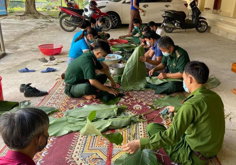 Tam Hợp là một xã biên giới thuộc huyện Tương Dương, (tỉnh Nghệ An), có 522 hộ dân, 2.485 nhân khẩu, 158 hộ nghèo và 60 hộ cận nghèo. Phần lớn người dân ở đây là dân tộc thiểu số như Mông, Tày Pọong, Thái... Tam Hợp là một xã biên giới thuộc huyện Tương Dương, (tỉnh Nghệ An), có 522 hộ dân, 2.485 nhân khẩu, 158 hộ nghèo và 60 hộ cận nghèo. Phần lớn người dân ở đây là dân tộc thiểu số như Mông, Tày Pọong, Thái...