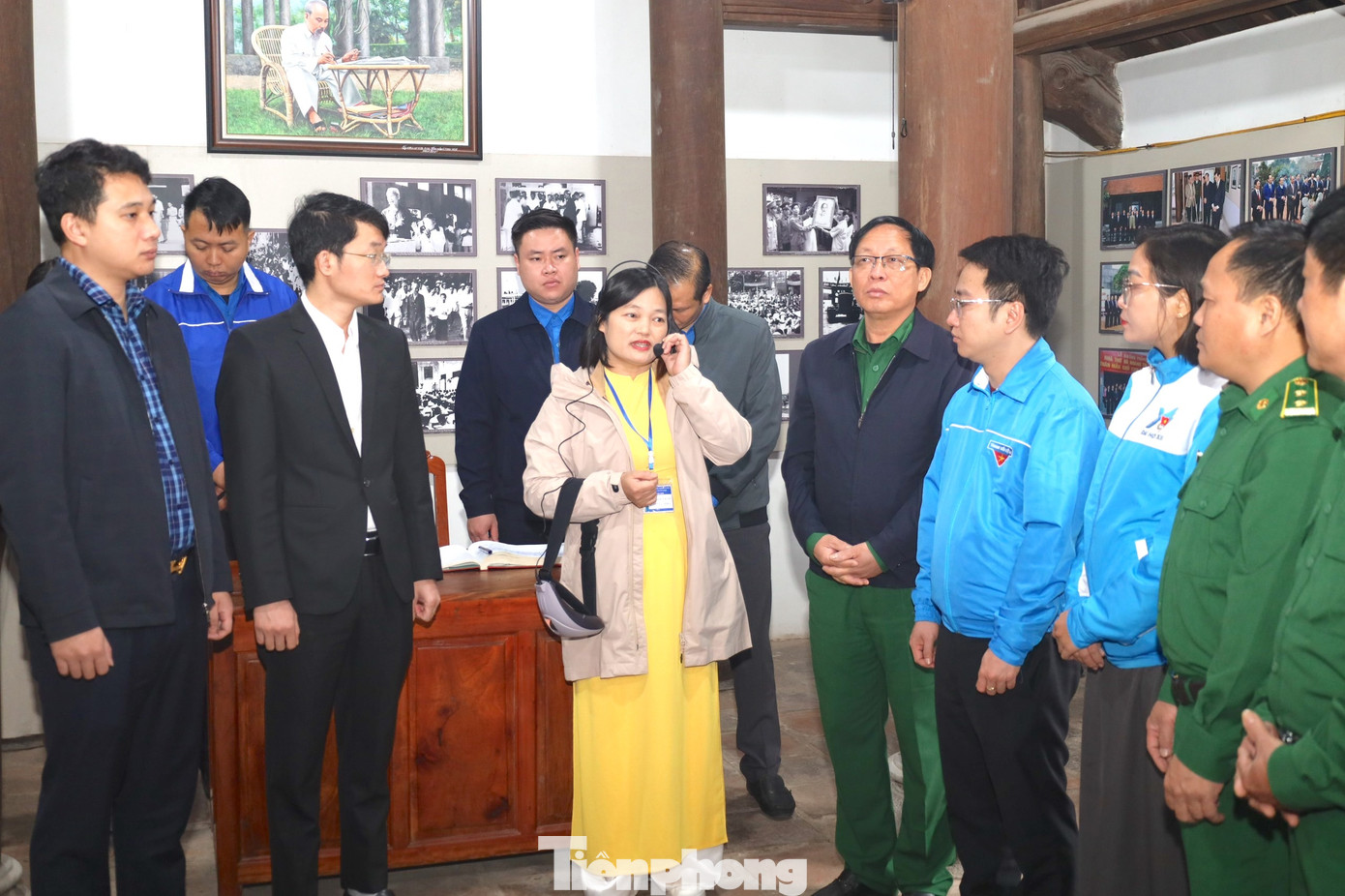 Về tỉnh Hưng Yên, đoàn công tác đã tới dâng hoa, dâng hương tưởng niệm tại Khu lưu niệm Tổng Bí thư Nguyễn Văn Linh (xã Giai Phạm, huyện Yên Mỹ) và đền thờ bà Hoàng Thị Loan (thôn Vân Nội, xã Hồng Tiến, huyện Khoái Châu).