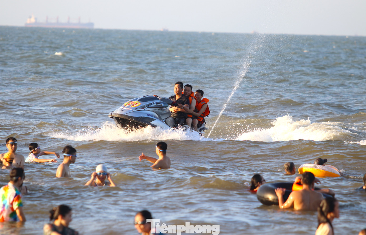 Nhiều người thích thú với trò mô tô nước cảm giác mạnh.