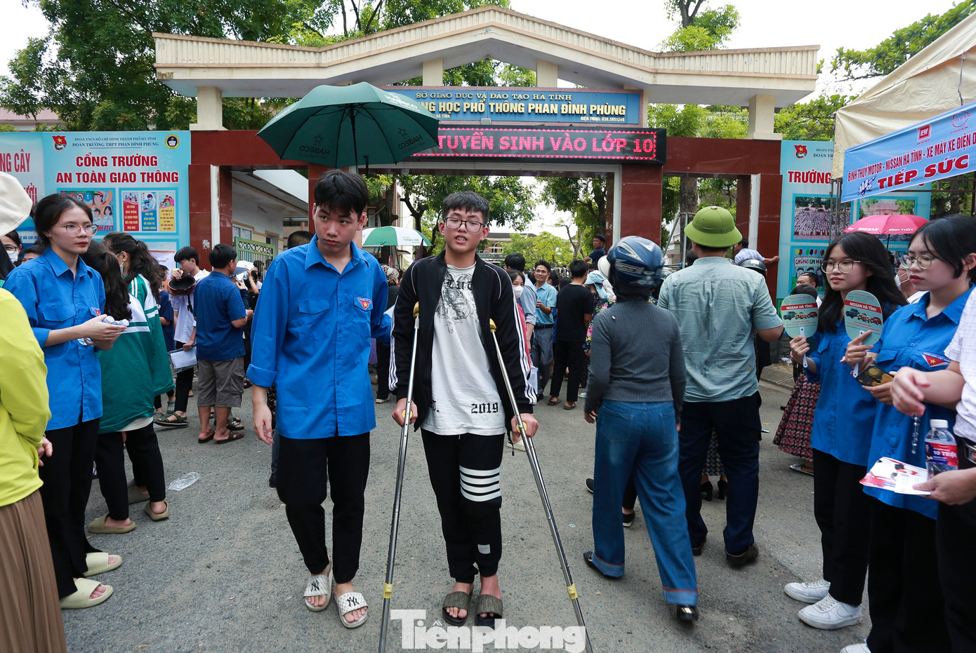 Những hình ảnh đặc biệt, ấm lòng cũng xuất hiện trong ngày thi đầu tiên. Thí sinh Trương Xuân Thành (phường Thạch Linh, TP Hà Tĩnh) khập khiễng trên đôi nạng gỗ do bị tai nạn, đứt gân chân trái trước ngày thi. Thí sinh được thanh niên tình nguyện dìu ra cổng chờ người thân sau khi hoàn thành buổi thi.