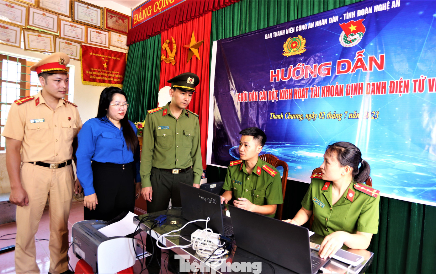 Trong chuyến công tác, đoàn cũng ghé thăm và động viên cán bộ công an xã Ngọc Lâm (huyện Thanh Chương) đang nỗ lực hỗ trợ người dân cài đặt, kích hoạt tài khoản định danh điện tử theo Đề án 06 đề ra và tuyên truyền pháp luật.