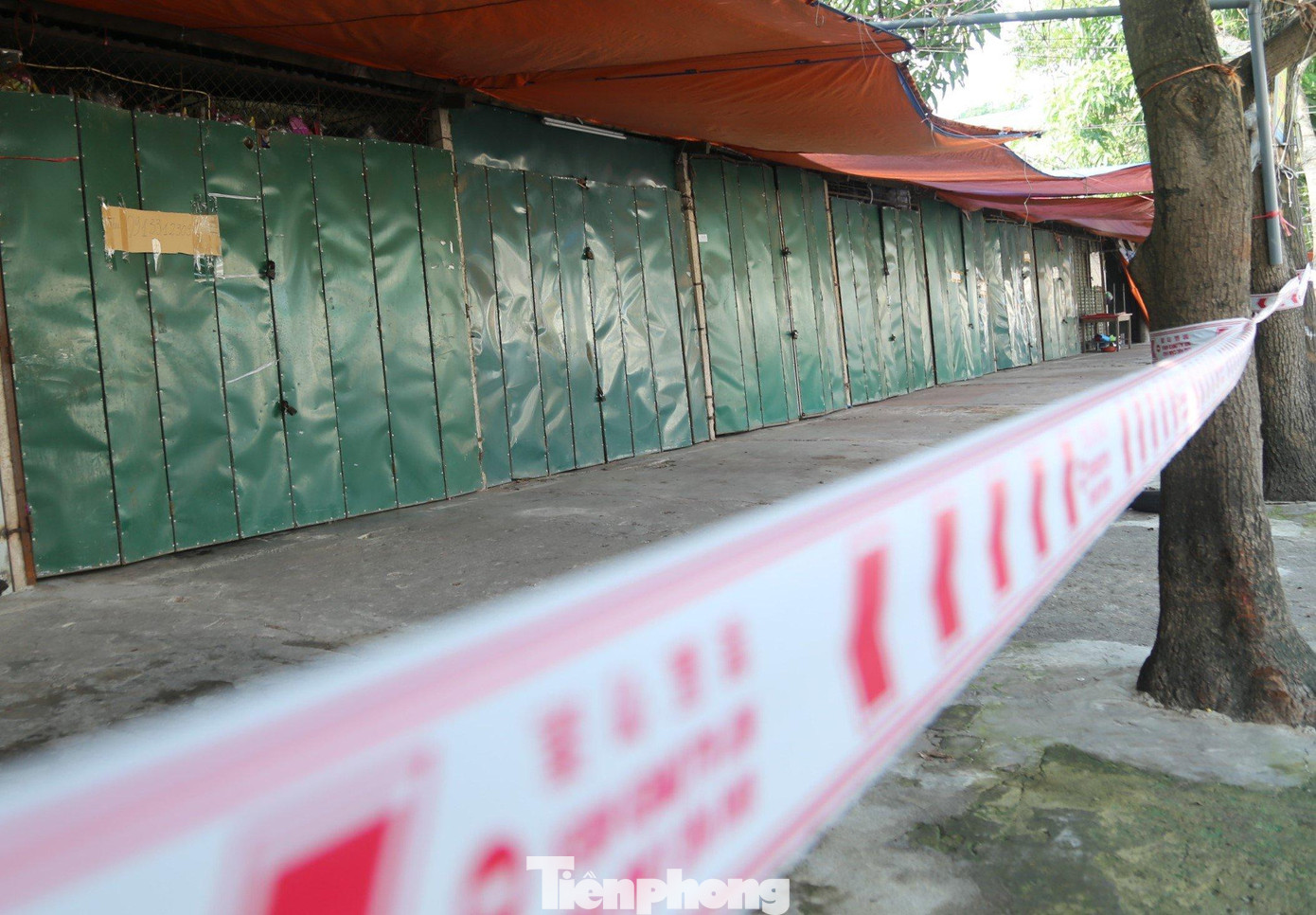 Những chợ chưa được hoạt động, Ban Chỉ đạo phòng chống dịch COVID-19 thành phố Vinh vẫn căng dây. Đến sáng 14/9, chợ Cọi, xã Hưng Lộc là chợ đầu tiên được thành phố Vinh cho phép hoạt động trở lại. Người dân trước khi vào chợ phải đo thân nhiệt, khử khuẩn, khai báo thông tin cá nhân...