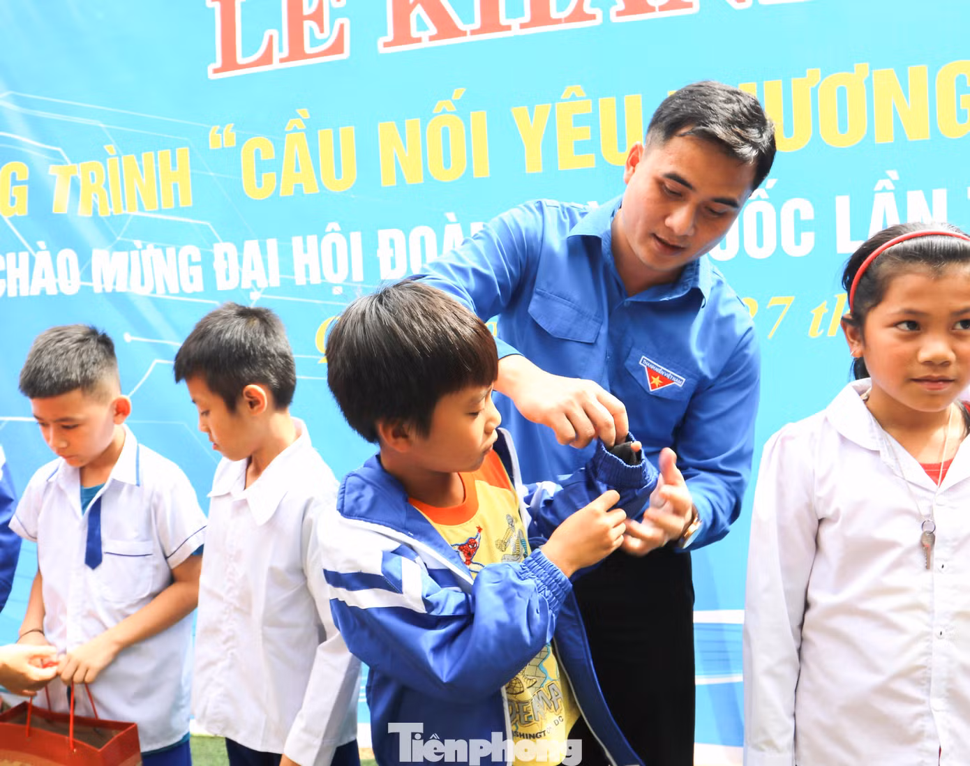 Từ chiếc cầu làm động lực, nối đôi bờ suối Nậm Hinh, bản Khủn Na sẽ khoác lên mình màu áo mới như chính chiếc áo mà các em nhỏ đang được mặc lên. Trong ảnh: Anh Thái Minh Sỹ - Phó Bí thư Thường trực Tỉnh Đoàn Nghệ An mặc áo mới cho em học sinh. Từ chiếc cầu làm động lực, nối đôi bờ suối Nậm Hinh, bản Khủn Na sẽ khoác lên mình màu áo mới như chính chiếc áo mà các em nhỏ đang được mặc lên. Trong ảnh: Anh Thái Minh Sỹ - Phó Bí thư Thường trực Tỉnh Đoàn Nghệ An mặc áo mới cho em học sinh.