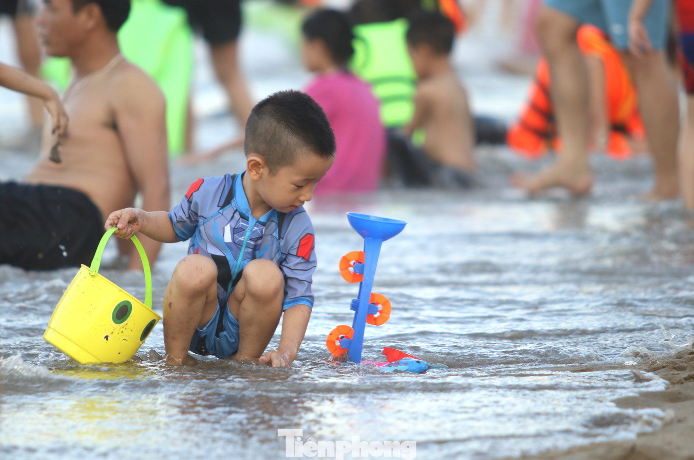 Nhiều em nhỏ thích thú mang đồ chơi ra vui đùa cùng với cát, nước.