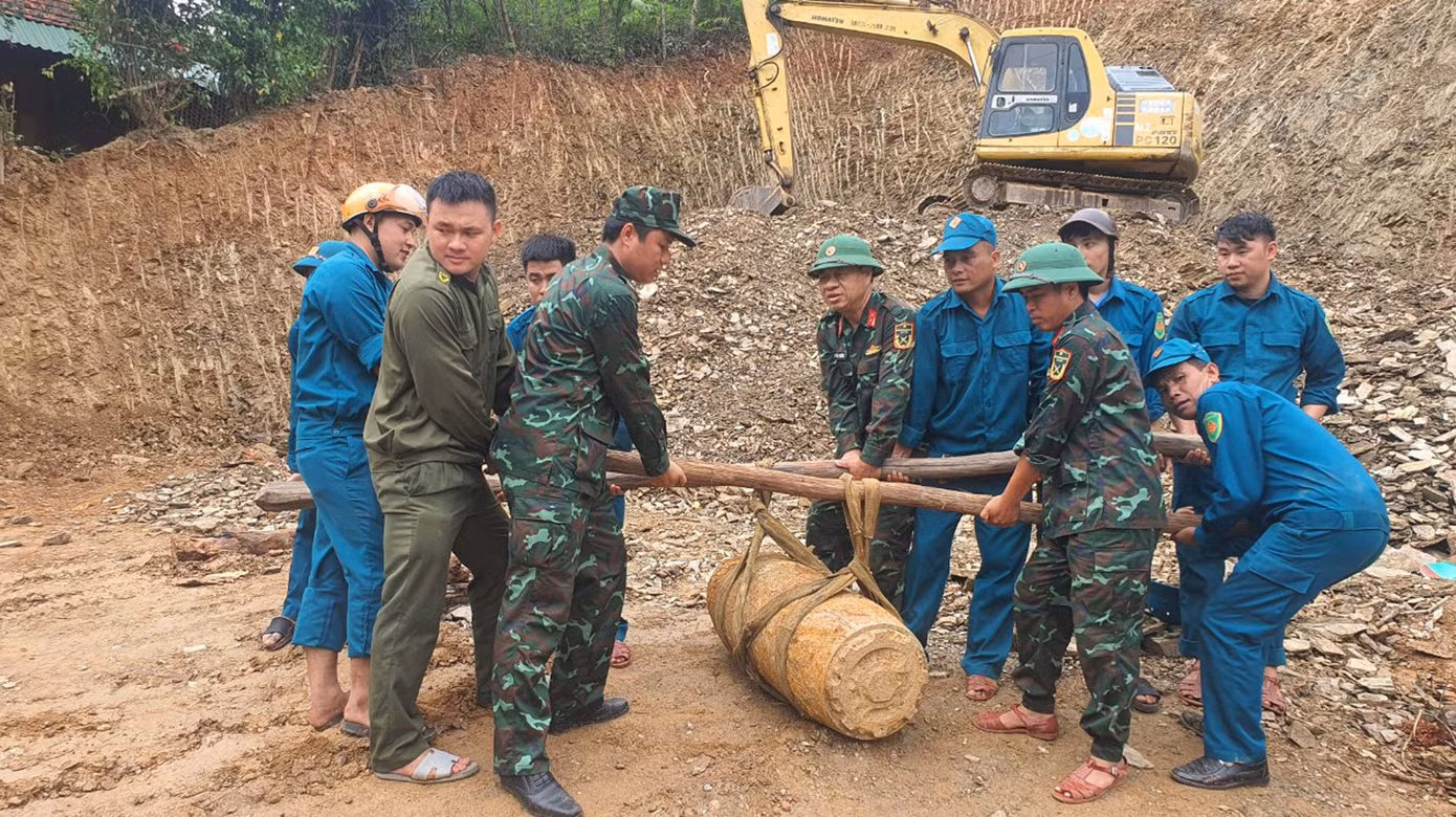 Lực lượng chức năng vô hiệu hóa ngòi nổ, đưa đi hủy nổ thành công. Lực lượng chức năng vô hiệu hóa ngòi nổ, đưa đi hủy nổ thành công.