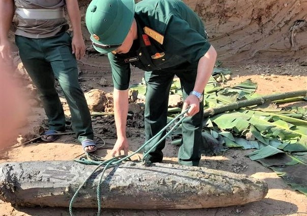 Quả bom được người dân phát hiện dưới lòng đất khi đào móng xây nhà. Quả bom được người dân phát hiện dưới lòng đất khi đào móng xây nhà.