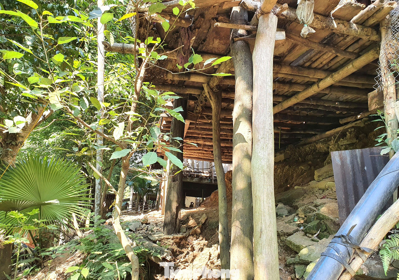 Cơn lũ lớn vào cuối tháng 8/2018 khiến thủy điện Bản Vẽ phải xả lũ ồ ạt. Lũ rút, hàng chục hộ dân vùng hạ du thủy điện thuộc xã Lượng Minh (huyện Tương Dương, Nghệ An) bị ảnh hưởng nghiêm trọng bởi sạt lở, nhiều ngôi nhà bị cuốn trôi.