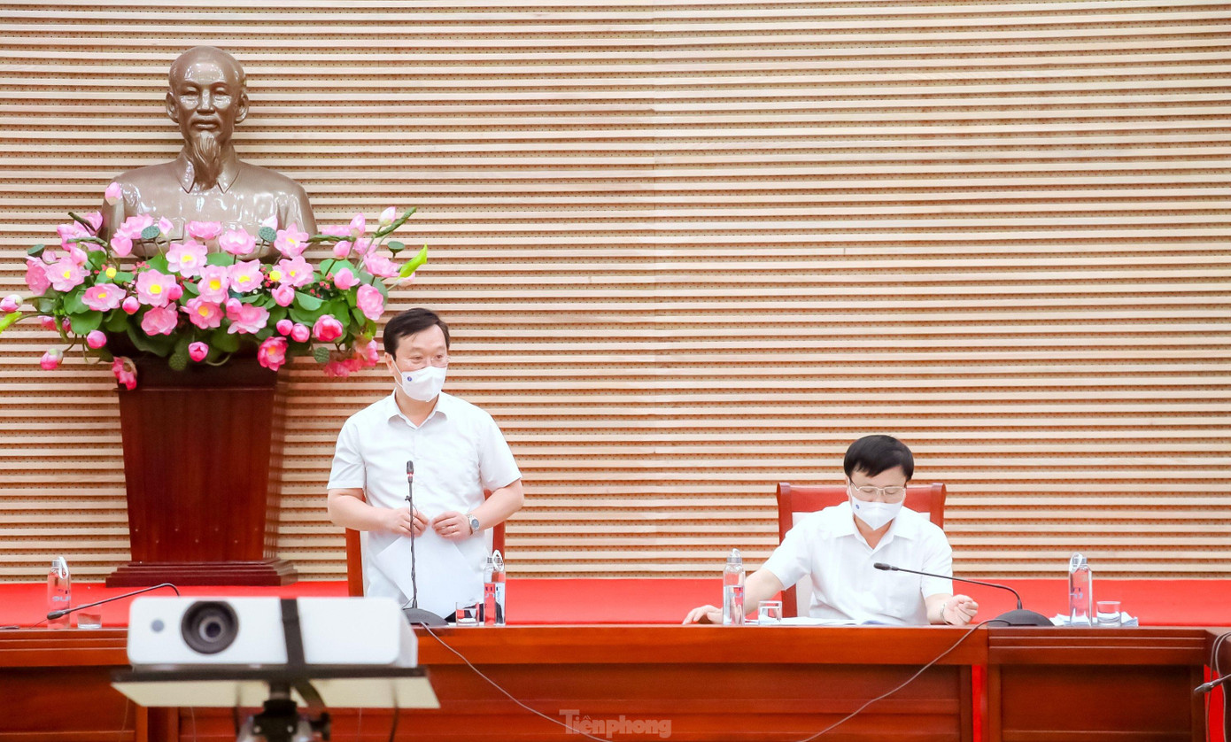 Chủ tịch UBND tỉnh Nghệ An Nguyễn Đức Trung chủ trì cuộc họp.