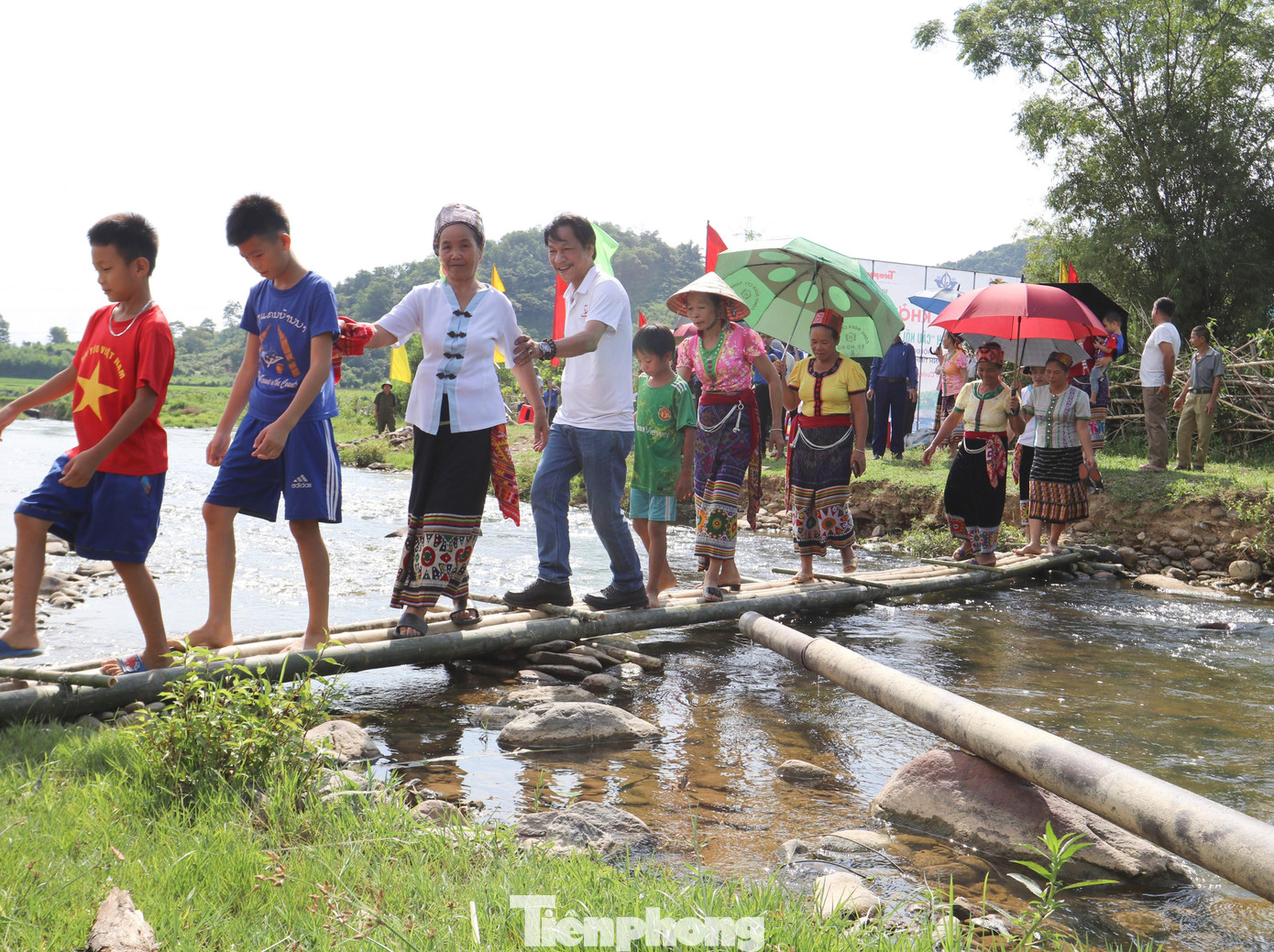 Phó Tổng biên tập báo Tiền Phong Lê Minh Toản cùng người dân, học sinh xã Chi Khê trong ngày khởi công công trình "Cầu nối yêu thương - Cùng em tới trường".