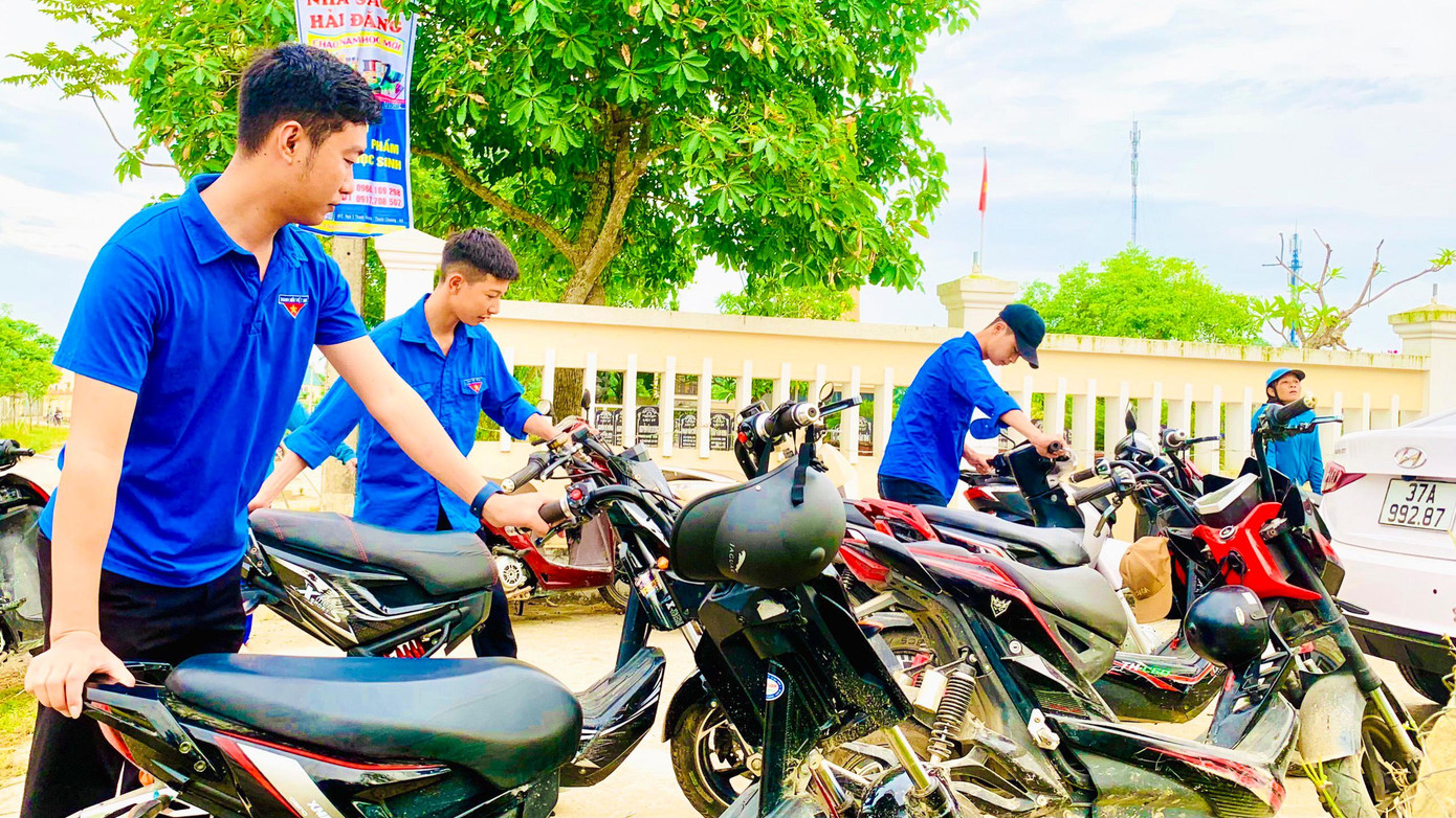 Thanh niên tình nguyện sắp xếp phương tiện của thí sinh tại mỗi điểm thi.