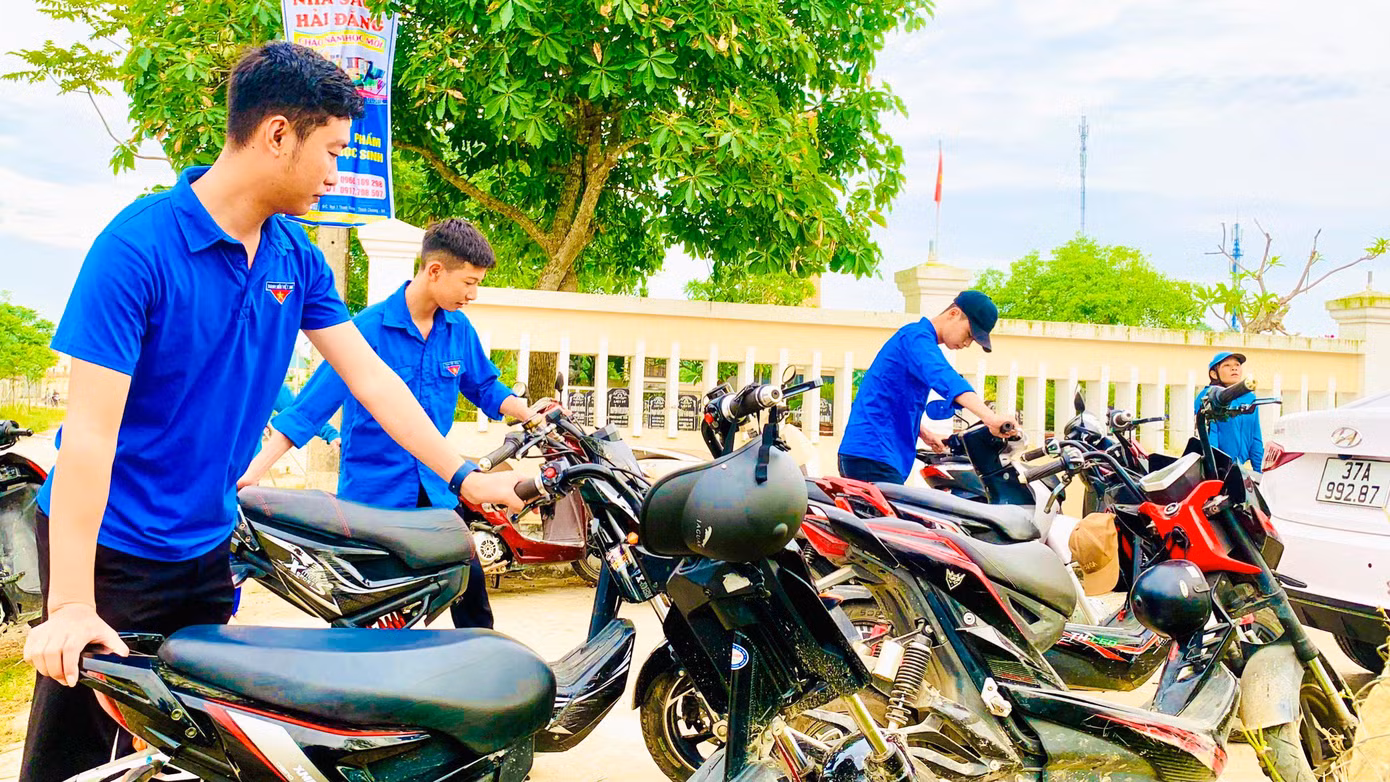 Thanh niên tình nguyện sắp xếp phương tiện của thí sinh tại mỗi điểm thi.