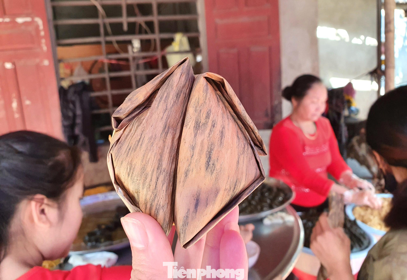 Bánh gai có vị ngon và béo ngậy của dừa trộn lẫn với đậu xanh, vừa có vị thơm, dẻo của nếp, mùi của lá. Bánh được làm quanh năm và giá cũng rất bình dân. Chỉ với 2.500 đồng bạn đã có một cặp bánh ngon dùng để làm quà biếu mỗi khi có dịp đi xa.