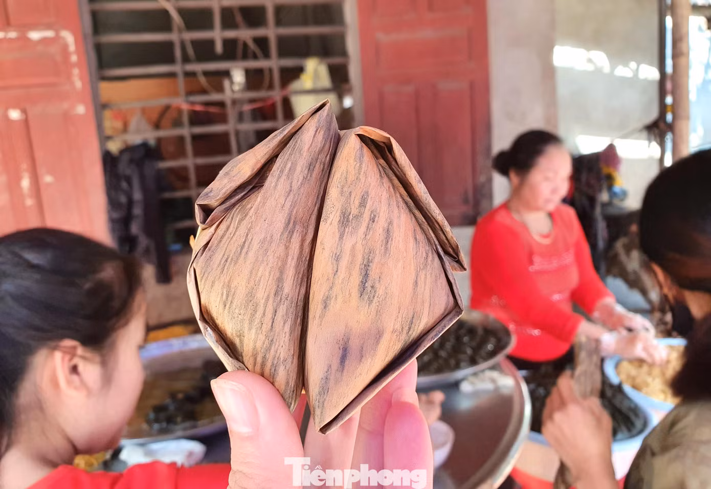 Bánh gai có vị ngon và béo ngậy của dừa trộn lẫn với đậu xanh, vừa có vị thơm, dẻo của nếp, mùi của lá. Bánh được làm quanh năm và giá cũng rất bình dân. Chỉ với 2.500 đồng bạn đã có một cặp bánh ngon dùng để làm quà biếu mỗi khi có dịp đi xa.
