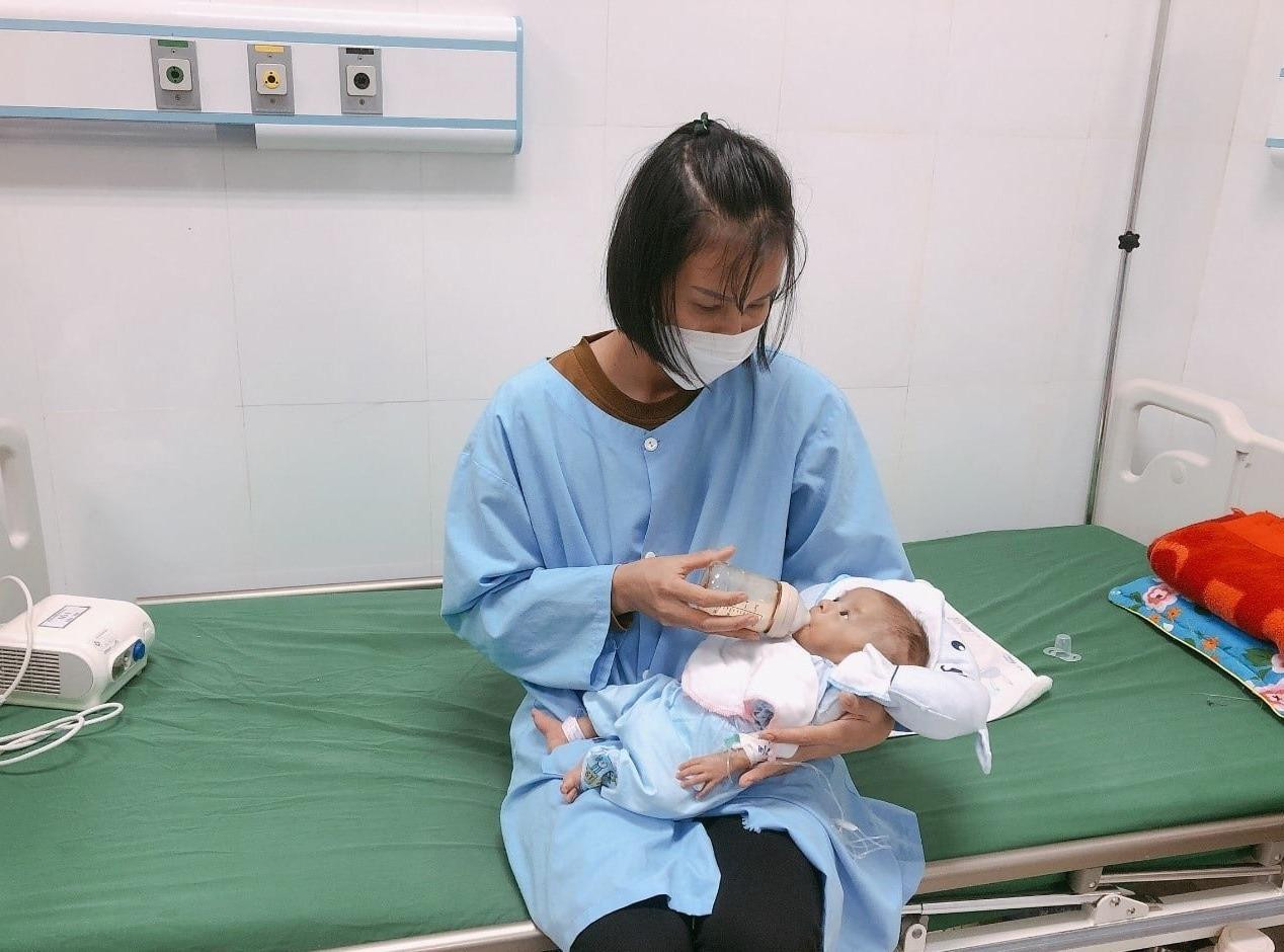 Sau gần nửa năm điều trị, hiện sức khỏe bé H. đã dần ổn định Sau gần nửa năm điều trị, hiện sức khỏe bé H. đã dần ổn định