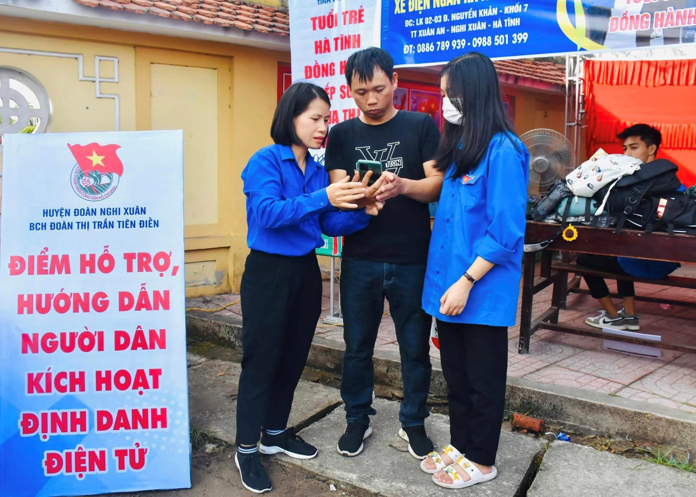 Tại các địa điểm thi khác ở huyện Kỳ Anh, Đức Thọ, Nghi Xuân, Hương Khê... đoàn thanh niên cũng thành lập các tổ đội xe ôm miễn phí tiếp sức mùa thi, hỗ trợ giữ đồ dùng và cùng công an các địa phương hướng dẫn kích hoạt định danh điện tử cho người nhà thí sinh.