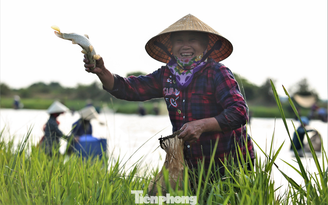 "Năm nào tôi cùng các cháu cũng đến đầm đánh cá. Đánh bắt cá không chỉ vui, giải trí sau mùa màng mà cá ở đây về nấu ăn còn rất ngon, ngọt", ông Bình (63 tuổi, trú xã Xuân Viên), nói.