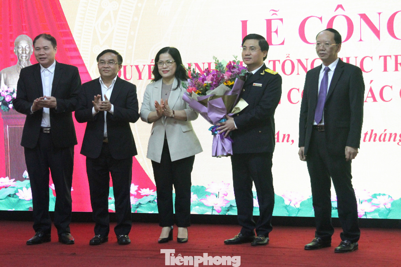 Ban thường vụ Tỉnh ủy Nghệ An tặng hoa chúc mừng ông Nguyễn Đình Đức.