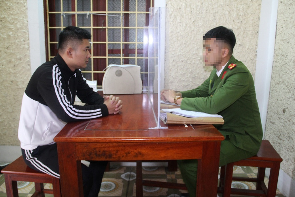 Công an lấy lời khai các đối tượng.