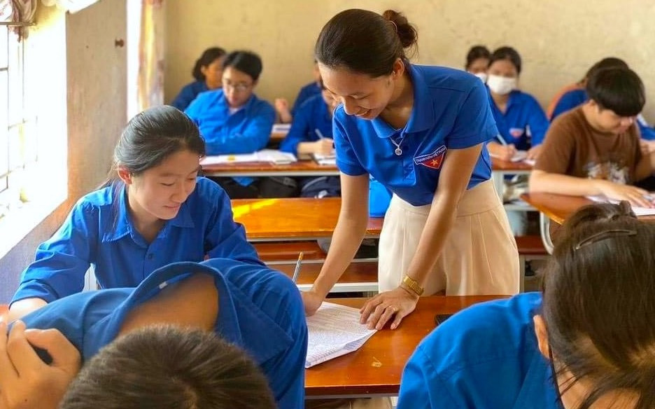 Các em học sinh được các đoàn viên, giáo viên tận tình chỉ bảo, giải đáp những bài học khó. Các em học sinh được các đoàn viên, giáo viên tận tình chỉ bảo, giải đáp những bài học khó.