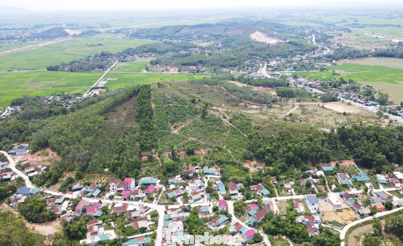 Dưới chân ngọn đồi La Thị Tám, nơi nữ anh hùng từng trú đếm bom nay nhà cửa đã khang trang, san sát.