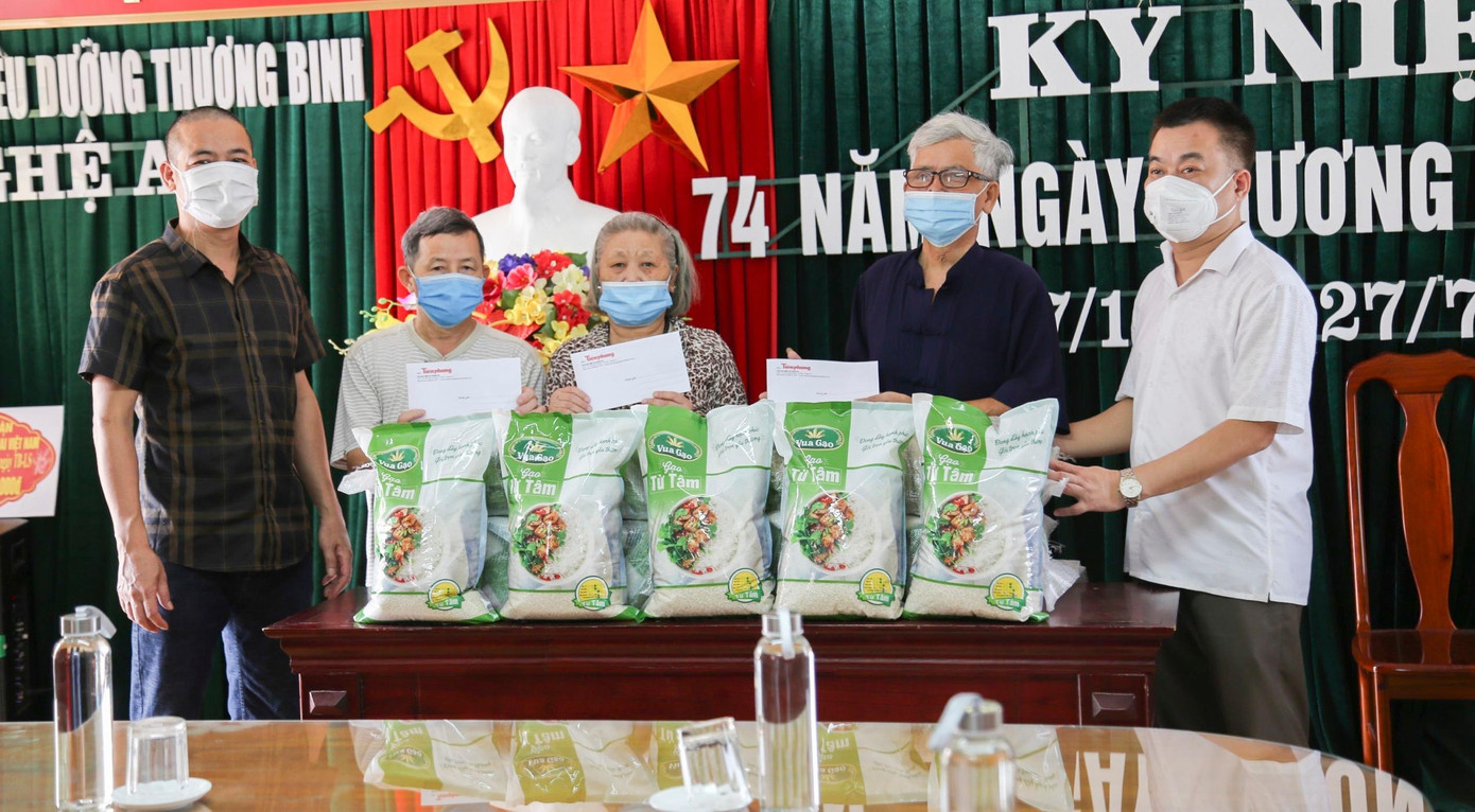 Tại Trung tâm điều dưỡng Thương Bệnh binh Nghệ An, báo Tiền Phong đã trao quà cho các bác Thương bệnh binh gồm 20 triệu đồng của Tập đoàn Him Lam; 350kg gạo của anh Hoàng Tuấn Anh (Gương mặt trẻ Việt Nam tiêu biểu năm 2020, người có sáng kiến và thiết kế máy ATM gạo cho người dân có hoàn cảnh khó khăn do dịch COVID-19); 10 triệu đồng của Công ty TNHH Bê tông Vinh Thành (xã Nghi Liên, huyện Nghi Lộc, tỉnh Nghệ An)