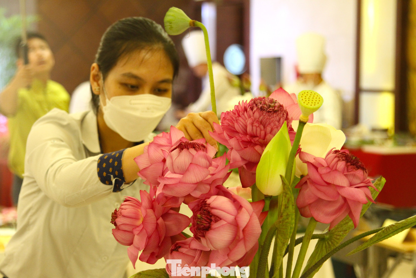 Ngoài các món ăn thì một bình hoa sen, một khay trà sen có mặt trên mâm cơm tăng thêm vẻ đẹp và sức hút.