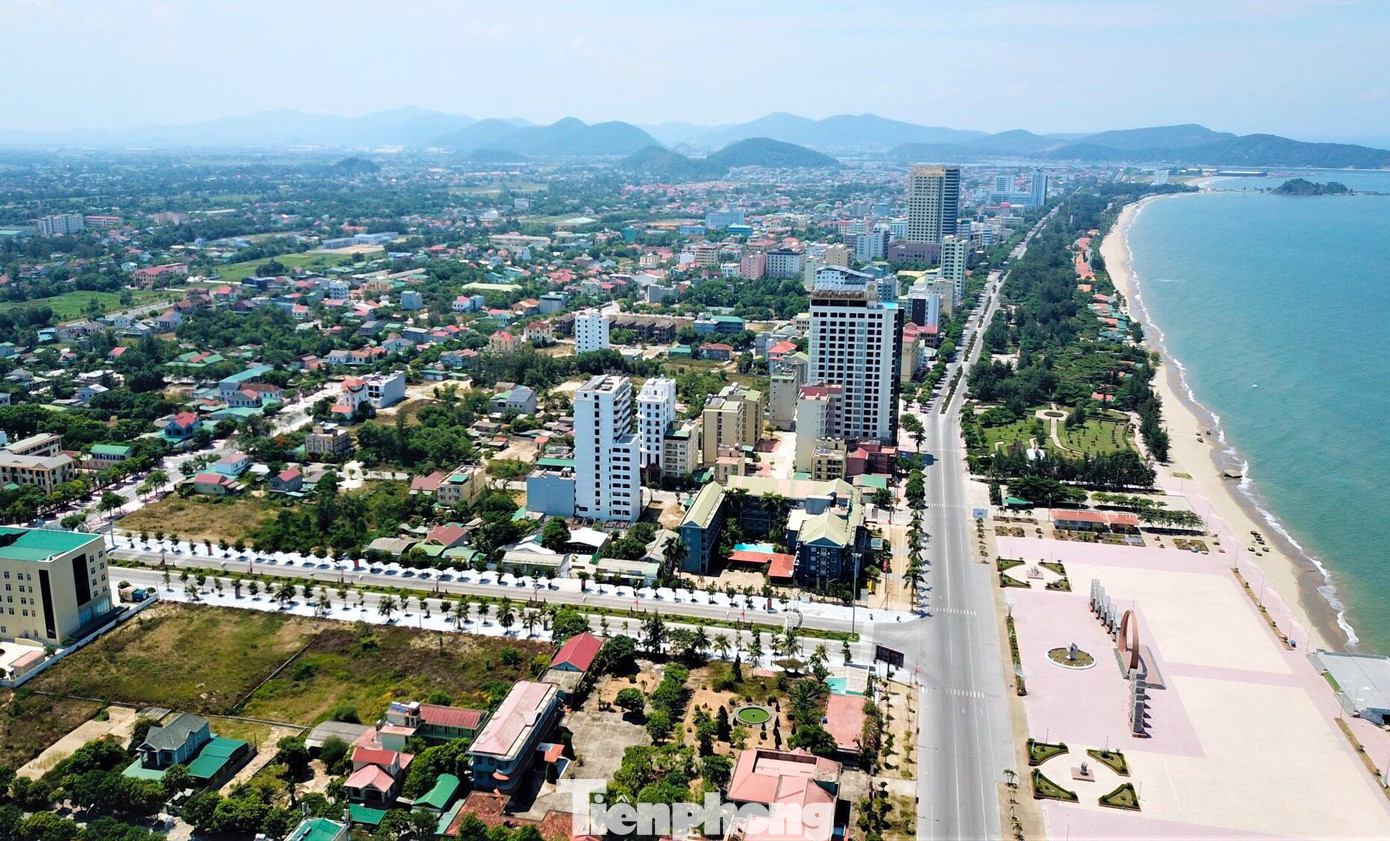 Ttối 14/4, thị xã Cửa Lò (Nghệ An) sẽ tổ chức Lễ khai trương năm du lịch 2023 với chương trình nghệ thuật mang chủ đề “Sắc màu của biển” và màn bắn pháo hoa đặc sắc. Đến thời điểm này, Cửa Lò đã sẵn sàng chào đón năm du lịch mới với nhiều kỳ vọng và thành công mới. (Ảnh: Đức Phúc).