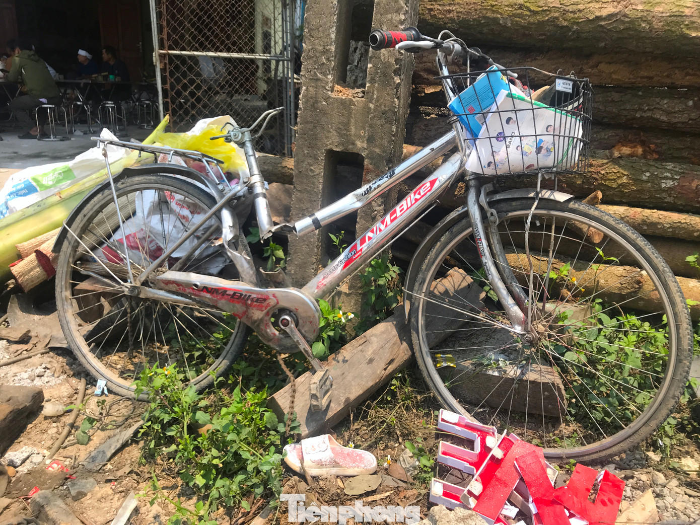 Thời điểm xảy ra vụ nổ, 3 cháu nhỏ từ 8-14 tuổi con của anh Hồ Trọng Nhâm ở gần đó đạp xe đi ngang qua.