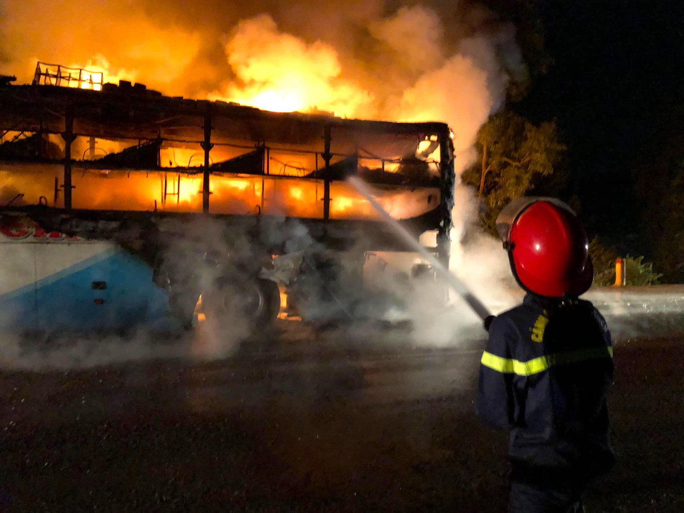 Lực lượng cảnh sát chữa cháy Công an tỉnh Nghệ An lập tức có mặt chữa cháy.