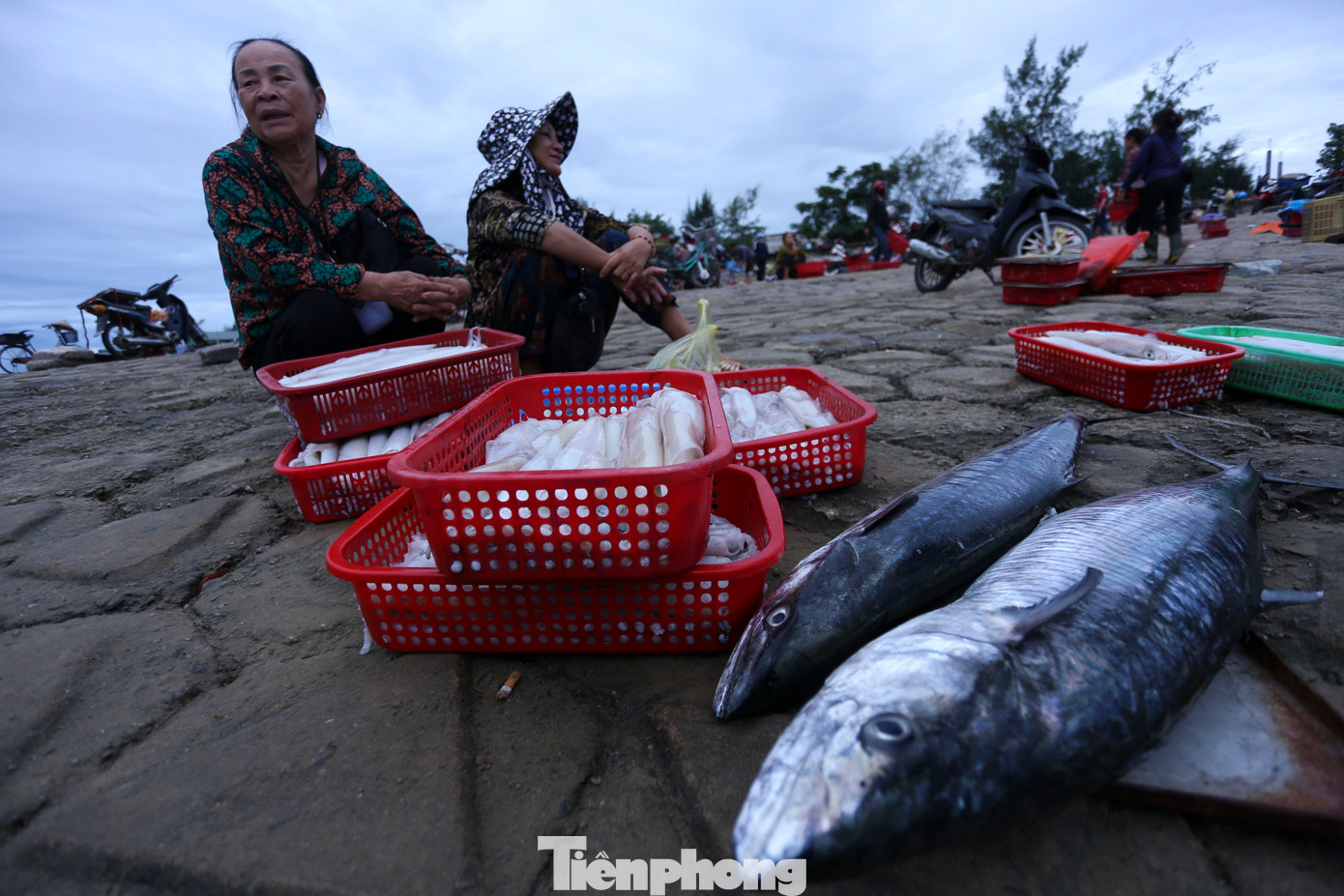Khi bình minh ló rạng, chợ dần tan. Nhiều thương lái còn nán lại bày cá thu, mực vừa lấy từ thuyền trên bờ kè cho người có nhu cầu mua lại.