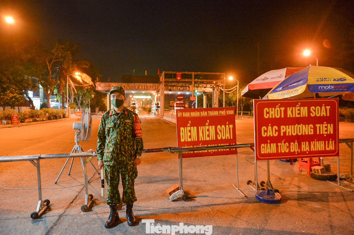 "Đơn vị đã huy động 1.333 cán bộ chiến sỹ tham gia hoạt động cách ly, chốt chặn kiểm soát; Hơn 2.500 dân quân; Tham gia chốt chặn với Bộ đội Biên phòng là 66 cán bộ, chiến sỹ", Đại tá Nguyễn Ngọc Hà cho biết thêm.
