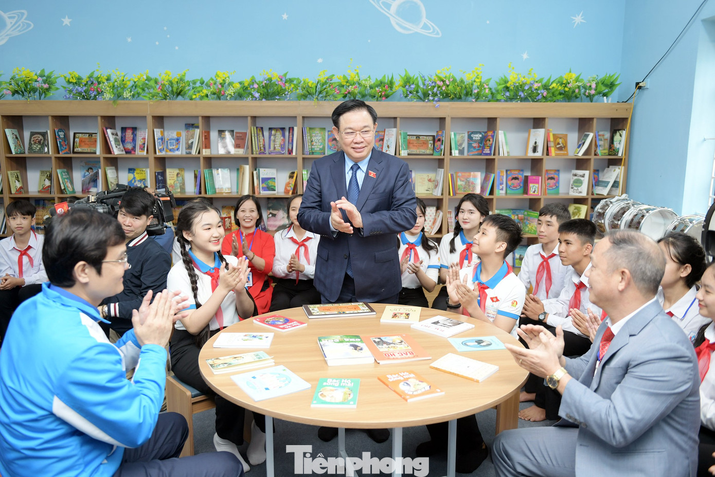 Ngay sau Lễ khởi động Tháng Thanh niên năm 2024 và Tết trồng cây Xuân Giáp Thìn 2024, đoàn đại biểu do Chủ tịch Quốc hội Vương Đình Huệ dẫn đầu đã tham gia trao tặng và bàn giao công trình “Không gian đọc sách, tương tác và sinh hoạt Đội” tại trường THCS Nam Thanh (huyện Nam Đàn, tỉnh Nghệ An). Cùng dự có: Chủ nhiệm Ủy ban Văn hóa - Giáo dục của Quốc hội Nguyễn Đắc Vinh; Chủ nhiệm Ủy ban Khoa học - Công nghệ và Môi trường của Quốc hội Lê Quang Huy; Phó Trưởng Ban thường trực Ban Dân vận T.Ư Phạm Tất Thắng; Phó Chủ nhiệm Văn phòng Quốc hội Phạm Thái Hà; Bí thư Tỉnh uỷ Nghệ An Thái Thanh Quý. Về phía T.Ư Đoàn có: anh Bùi Quang Huy - Ủy viên dự khuyết T.Ư Đảng, Bí thư thứ nhất T.Ư Đoàn, Chủ nhiệm UBQG về Thanh niên Việt Nam; anh Nguyễn Ngọc Lương - Bí thư thường trực T.Ư Đoàn, Chủ tịch T.Ư Hội LHTN Việt Nam.