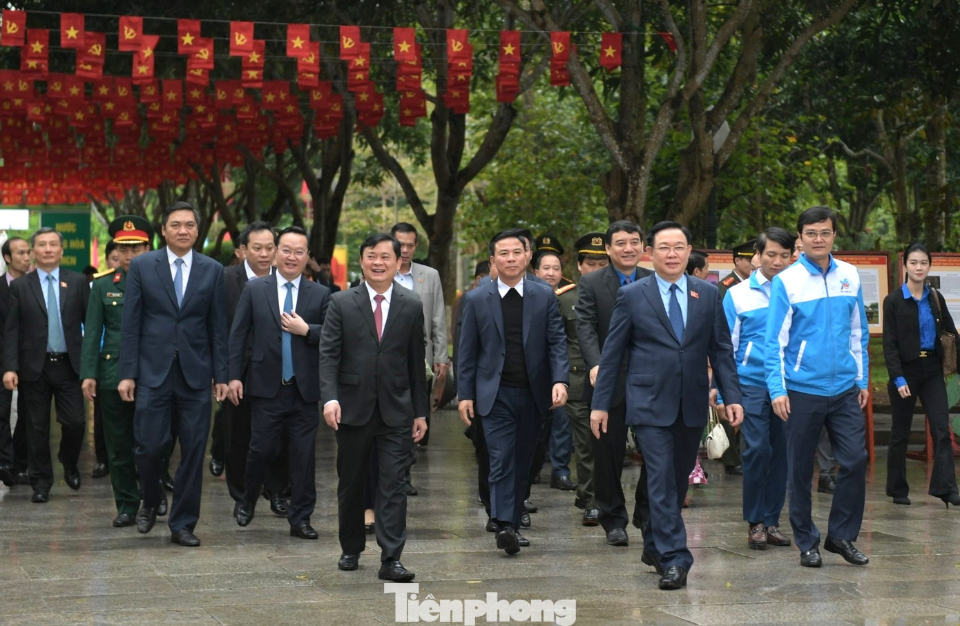 Sáng 25/2, Chủ tịch Quốc hội Vương Đình Huệ dẫn đầu đoàn công tác đã về Khu di tích Quốc gia đặc biệt Kim Liên dâng hương, dâng hoa tưởng niệm Chủ tịch Hồ Chí Minh, lãnh tụ vĩ đại của Đảng và nhân dân ta, Anh hùng giải phóng dân tộc, Nhà văn hóa kiệt xuất.