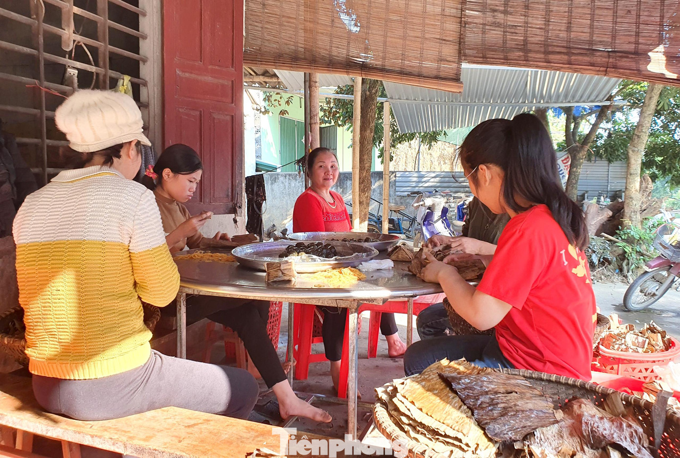 Bà Bùi Thị Lan - chủ cơ sở sản xuất bánh gai tại xã Tường Sơn cho biết, ban đầu, gia đình bà chỉ kinh doanh nhỏ lẻ, chủ yếu bán cho người dân địa phương và các vùng lân cận, khách thập phương qua lại. Nhưng lâu dần khách đông, bà phải thuê thêm lao động để cung ứng đủ hàng cho khách từ khắp nơi.