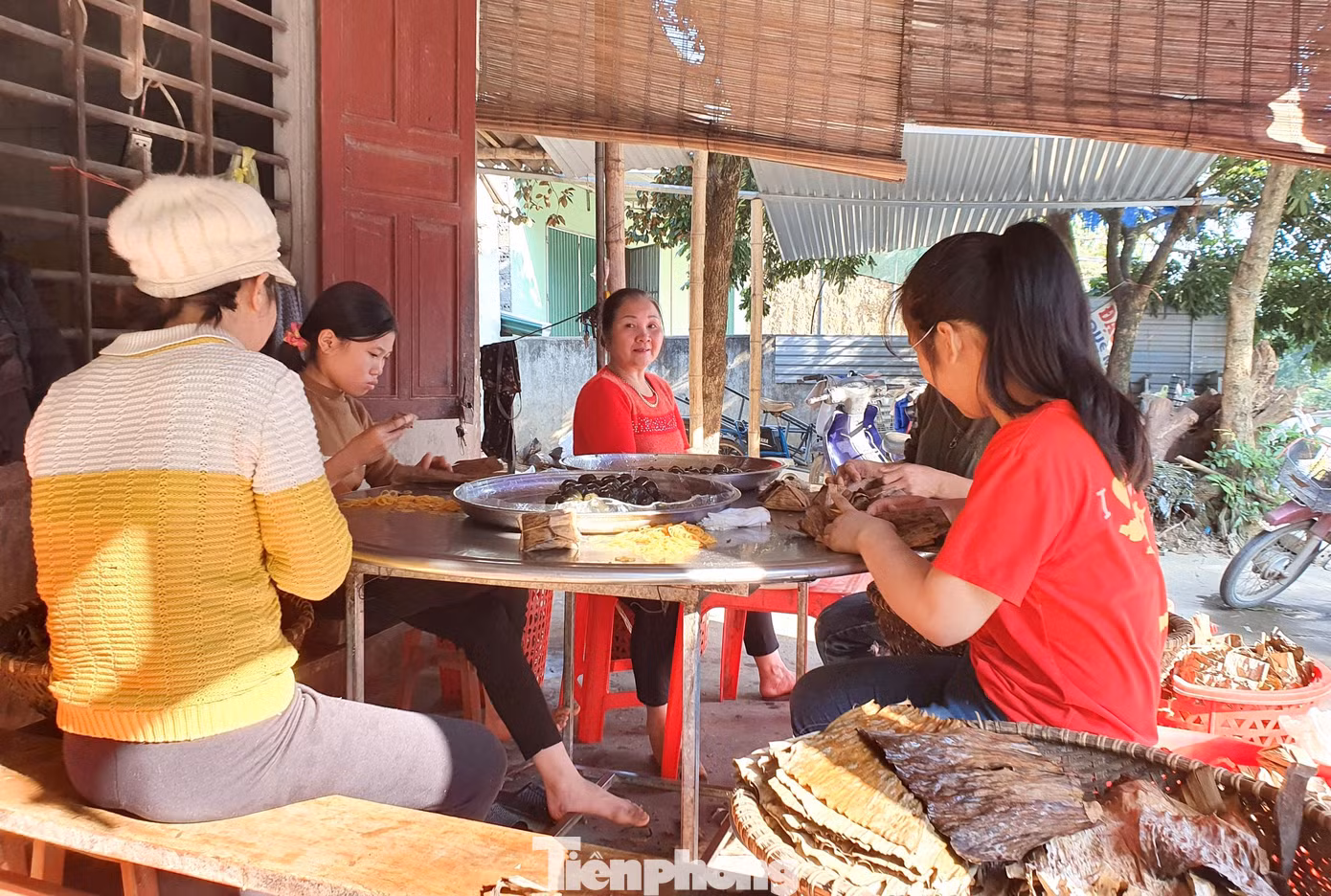 Bà Bùi Thị Lan - chủ cơ sở sản xuất bánh gai tại xã Tường Sơn cho biết, ban đầu, gia đình bà chỉ kinh doanh nhỏ lẻ, chủ yếu bán cho người dân địa phương và các vùng lân cận, khách thập phương qua lại. Nhưng lâu dần khách đông, bà phải thuê thêm lao động để cung ứng đủ hàng cho khách từ khắp nơi.