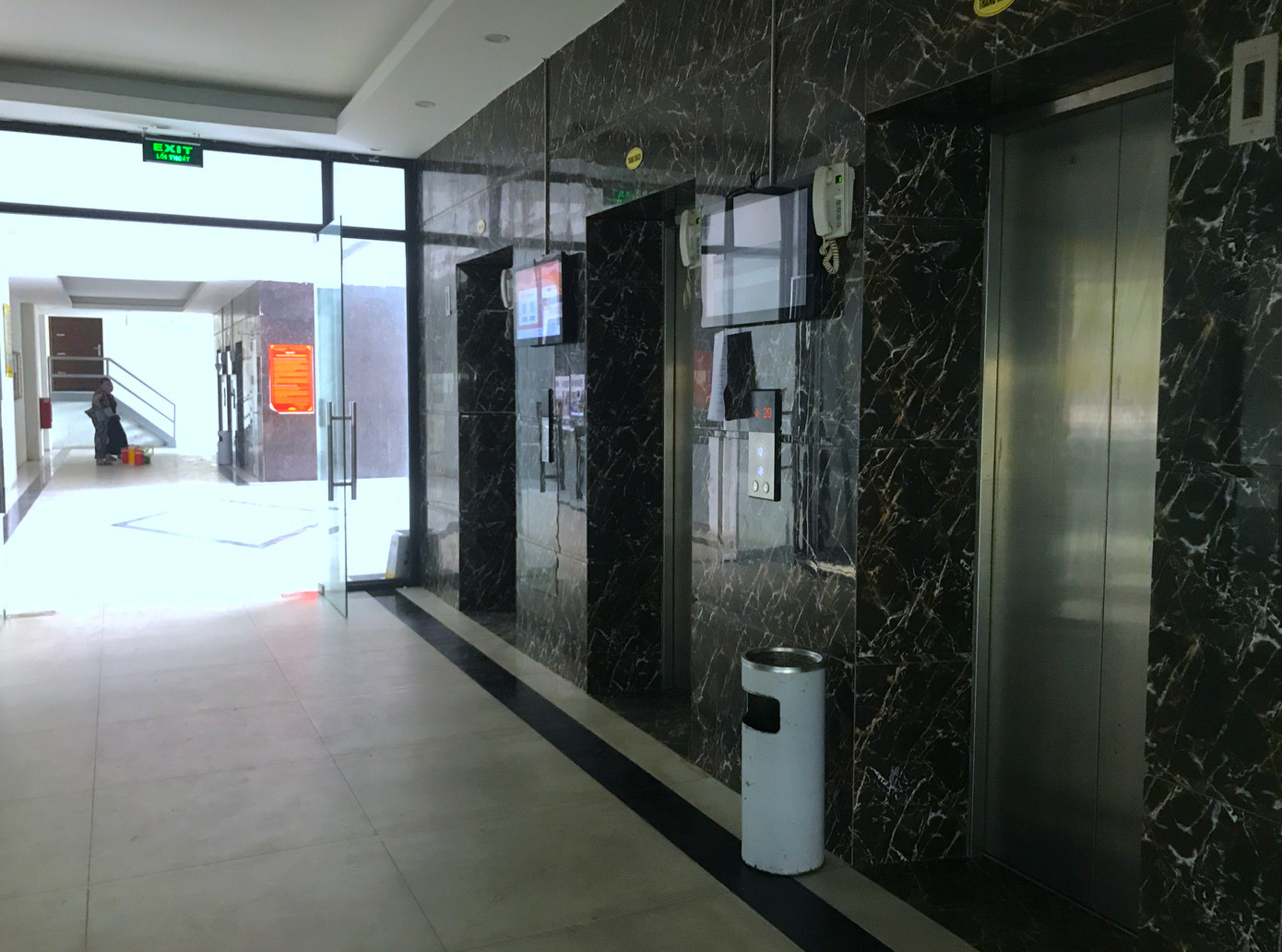 Người dân phản ánh thang máy liên tục hỏng trong giờ cao điểm khiến người dân phải đi thang bộ nhiều tuần qua.