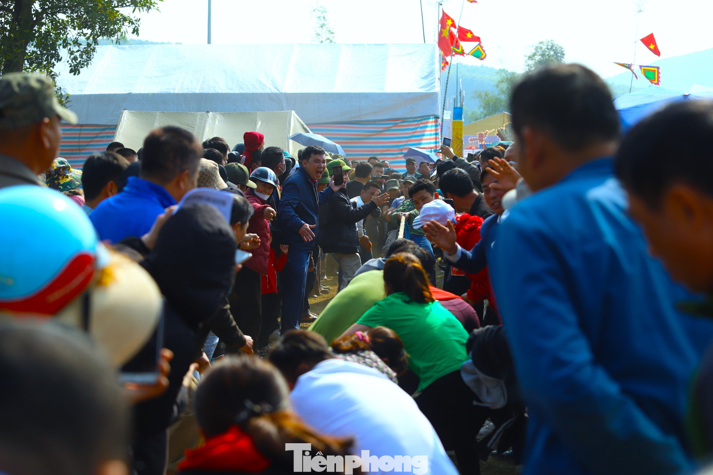 Trong lễ hội Làng Vạc, ngoài các nghi lễ linh thiêng, người dân còn được hòa mình vào nhiều trò chơi dân gian sôi động như kéo co, bóng chuyền, ném còn.... Lễ hội là dịp để đồng bào các dân tộc trên đất Phủ Quỳ hội tụ, thể hiện tinh thần đoàn kết cộng đồng, khai tâm công đức hướng về cội nguồn, giáo dục ý thức bảo vệ giữ gìn di tích, bảo tồn và phát huy giá trị văn hóa lịch sử truyền thống, từ đó xây dựng niềm tin, lòng tự hào về quê hương đất nước. (Ảnh: Rạng Đông).