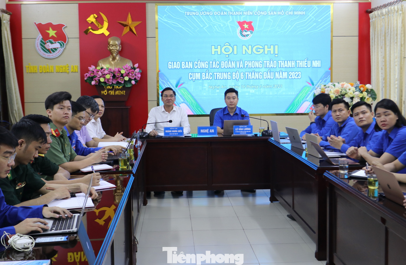 Ông Hoàng Nghĩa Hiếu - Phó Bí thư Tỉnh ủy Nghệ An, anh Lê Văn Lương - Bí thư Tỉnh Đoàn Nghệ An đồng chủ trì hội nghị tại điểm cầu Nghệ An.