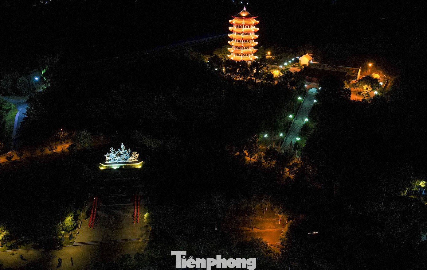 Tháp chuông cao 37 m, gồm 7 tầng, 8 mái, nằm trên đỉnh núi Mác - biểu tượng của Khu di tích Đồng Lộc thắp sáng trong đêm.