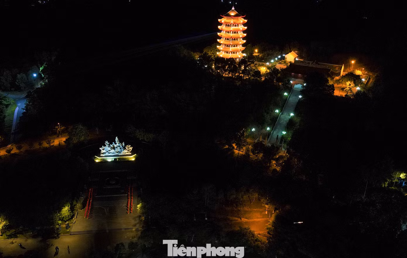 Tháp chuông cao 37 m, gồm 7 tầng, 8 mái, nằm trên đỉnh núi Mác - biểu tượng của Khu di tích Đồng Lộc thắp sáng trong đêm.