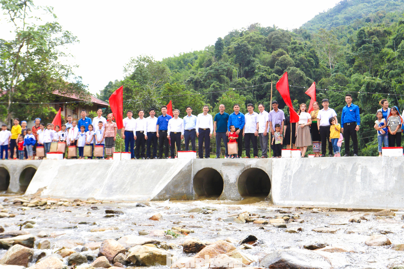 Trước đó, “Cầu nối yêu thương - Cùng em tới trường” tại bản Tổng Chai và Liên Đình (xã Châu Khê, huyện Con Cuông) đã được khánh thành vào 12/11. Còn cầu dân sinh tại bản Ỏn, xã Tiên Kỳ, huyện Tân Kỳ đang trong quá trình triển khai và dự kiến hoàn thành vào đầu năm 2023.