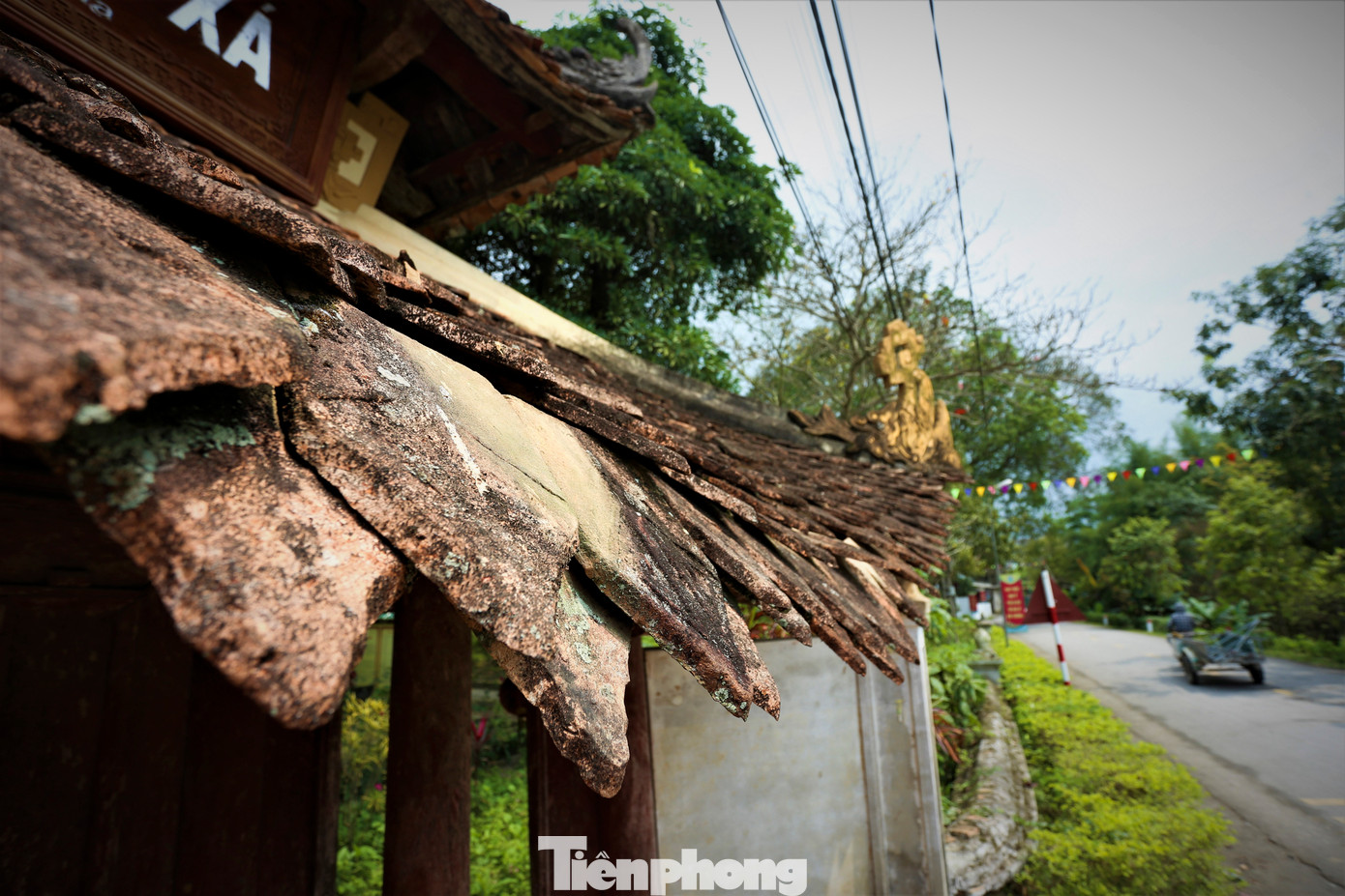 Trụ cổng chùa nứt vỡ, ngói vảy rơi rớt.