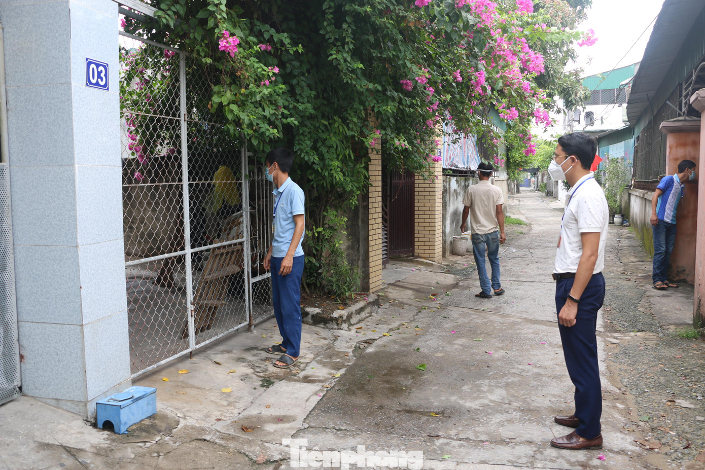 Thành phố Vinh (Nghệ An) thực hiện mức cao hơn Chỉ thị 16 để phòng chống dịch COVID-19, với phương châm "ai ở đâu ở yên đó". Việc cung cấp nhu yếu phẩm cho người dân sẽ được Tổ COVID cộng đồng đảm nhận. Trong ảnh: Ông Trần Trung Kiên - Bí thư Đảng ủy xã Hưng Chính, thành phố Vinh (phải) kiểm tra công tác đi chợ hộ cho người dân. Thành phố Vinh (Nghệ An) thực hiện mức cao hơn Chỉ thị 16 để phòng chống dịch COVID-19, với phương châm "ai ở đâu ở yên đó". Việc cung cấp nhu yếu phẩm cho người dân sẽ được Tổ COVID cộng đồng đảm nhận. Trong ảnh: Ông Trần Trung Kiên - Bí thư Đảng ủy xã Hưng Chính, thành phố Vinh (phải) kiểm tra công tác đi chợ hộ cho người dân.