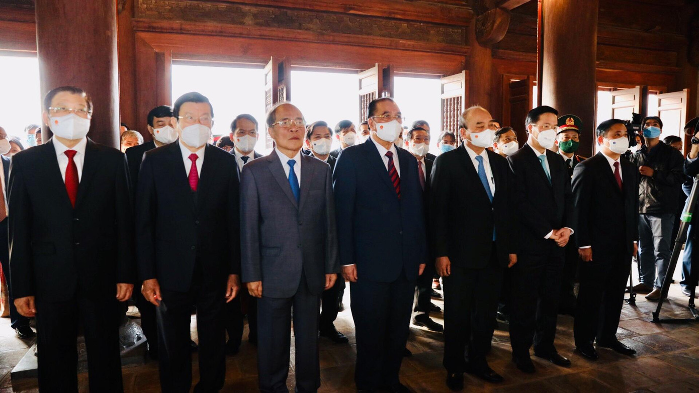 Lãnh đạo, Nguyên lãnh đạo Đảng, Nhà nước dâng hoa, dâng hương tại Khu di tích Quốc gia đặc biệt Kim Liên. Lãnh đạo, Nguyên lãnh đạo Đảng, Nhà nước dâng hoa, dâng hương tại Khu di tích Quốc gia đặc biệt Kim Liên.